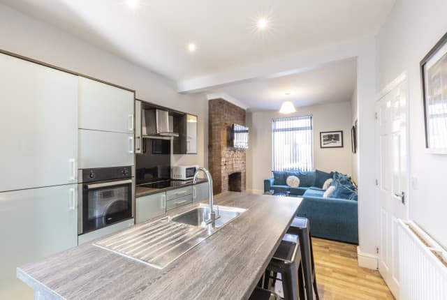 4 Bed House - Reynoldson Street photo 1