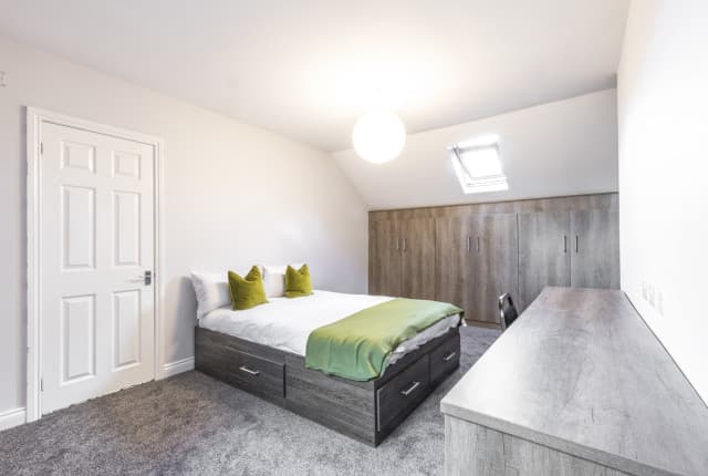 4 Bed House - Reynoldson Street thumbnail 11