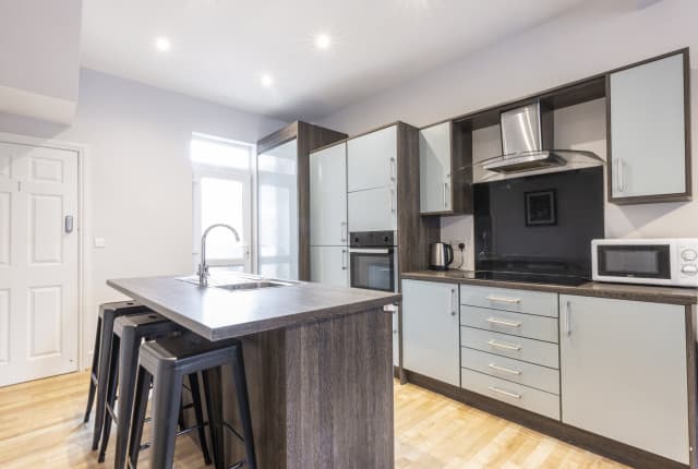 4 Bed House - Reynoldson Street thumbnail 2