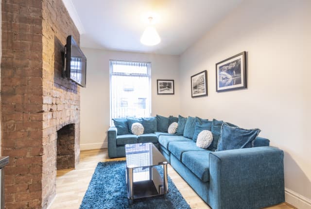 4 Bed House - Reynoldson Street thumbnail 3