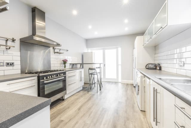 6 Bed House - Beresford Avenue photo 1