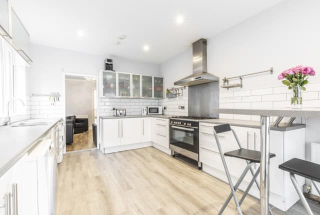 6 Bed House - Beresford Avenue thumbnail 2