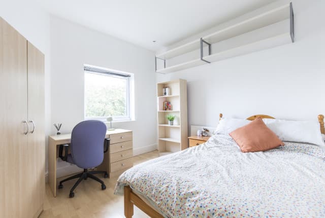 6 Bed House - Beresford Avenue thumbnail 8