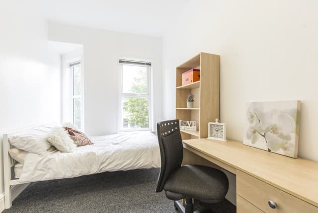 6 Bed House - Beresford Avenue thumbnail 5