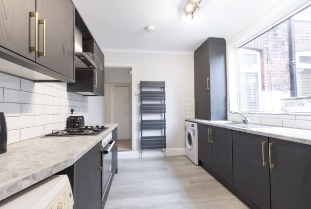 4 Bed House - Falmouth Street photo 1