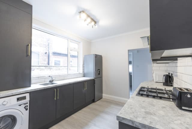 4 Bed House - Falmouth Street thumbnail 2