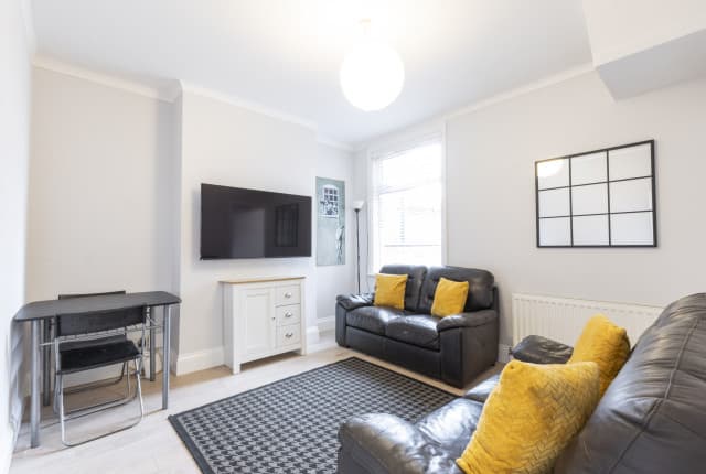 4 Bed House - Falmouth Street thumbnail 3