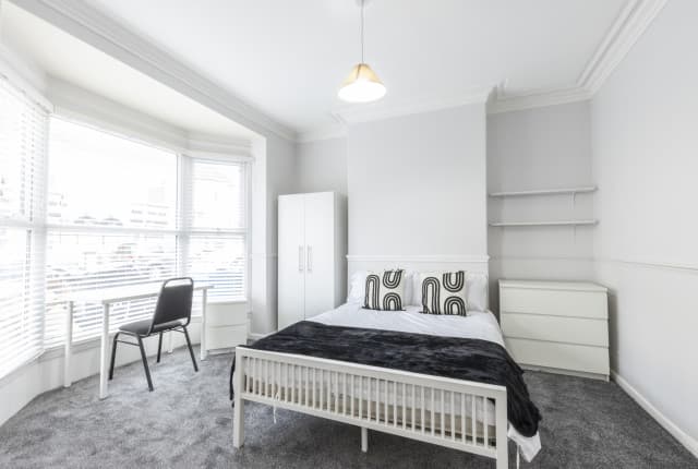 4 Bed House - Falmouth Street thumbnail 4