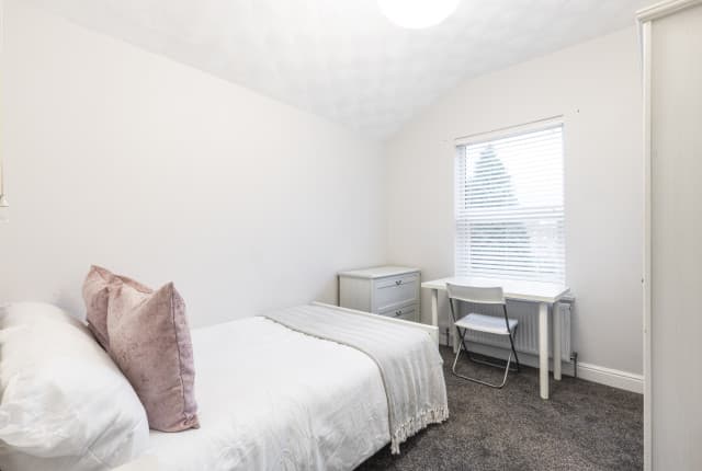 4 Bed House - Falmouth Street thumbnail 5