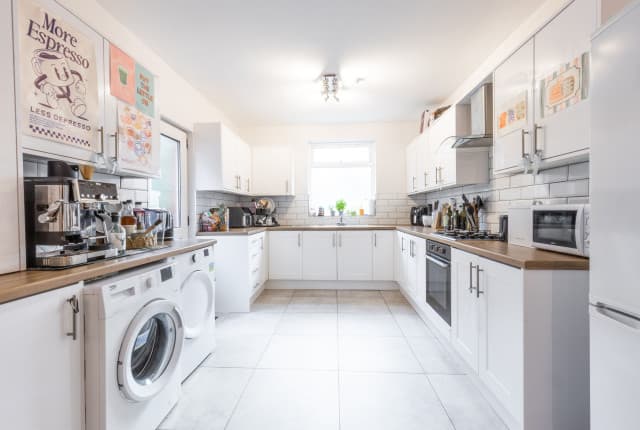 6 Bed House - Beresford Avenue photo 1