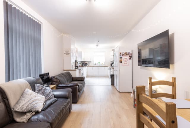 6 Bed House - Beresford Avenue thumbnail 2