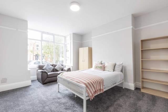 6 Bed House - Beresford Avenue thumbnail 3