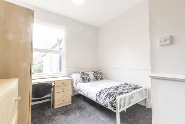 6 Bed House - Beresford Avenue thumbnail 9