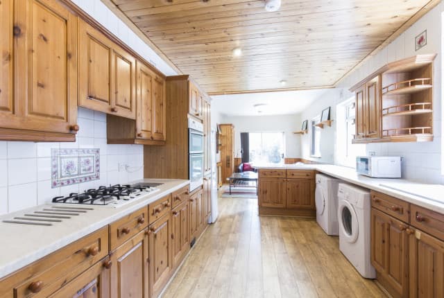 6 Bed House - Beresford Avenue photo 1