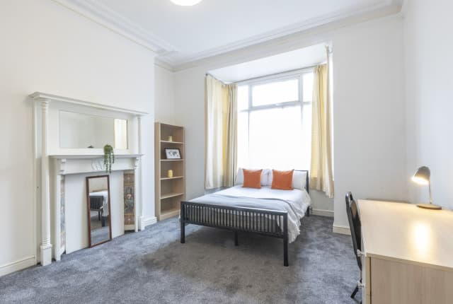 6 Bed House - Beresford Avenue thumbnail 3