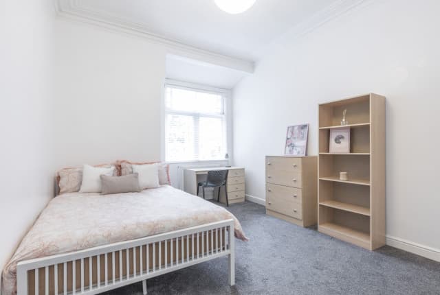 6 Bed House - Beresford Avenue thumbnail 4