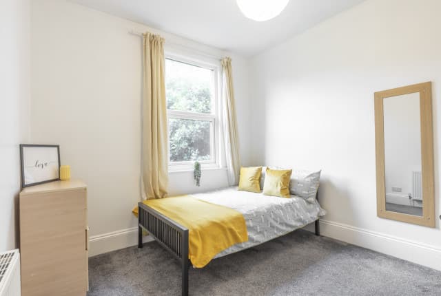 6 Bed House - Beresford Avenue thumbnail 5