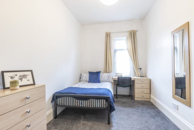 6 Bed House - Beresford Avenue thumbnail 6