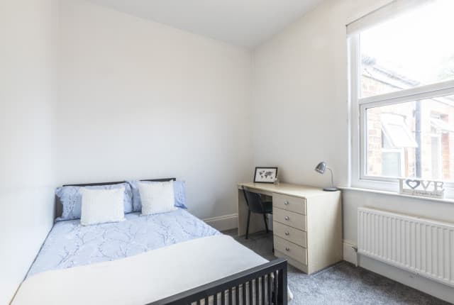 6 Bed House - Beresford Avenue thumbnail 8