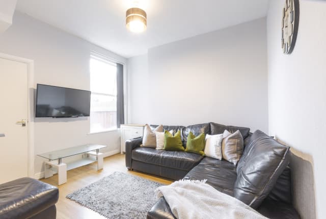 4 Bed House - Ventnor Street photo 1