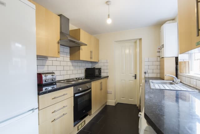 3 Bed House - Raglan Street thumbnail 2