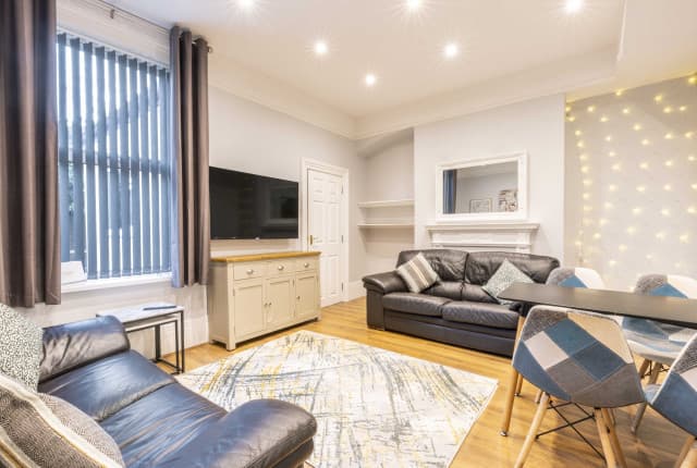 4 Bed House - Grafton Street photo 1