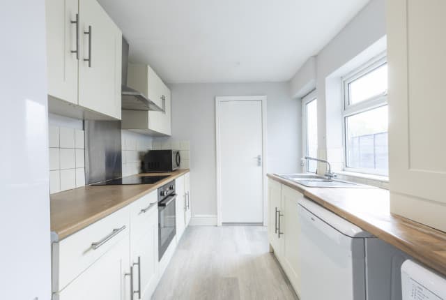 4 Bed House - Sharp Street thumbnail 2