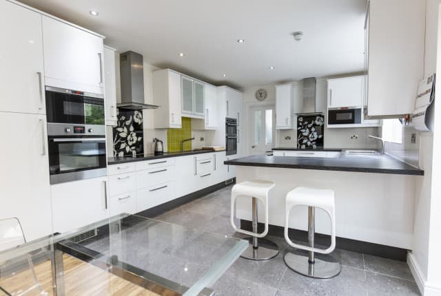 8 Bed House - Wellesley Avenue thumbnail 2