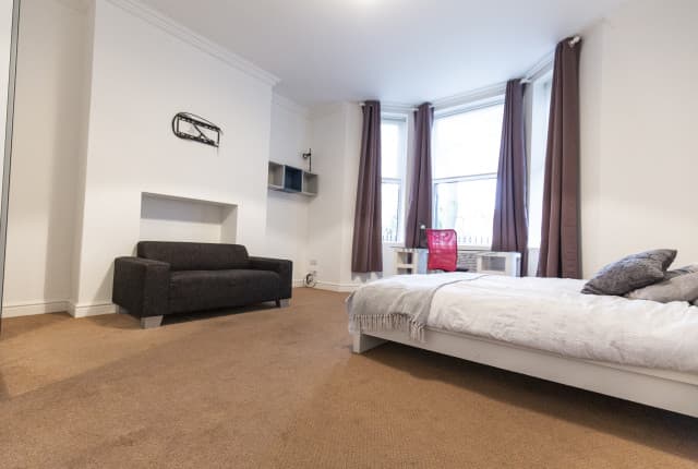 8 Bed House - Wellesley Avenue thumbnail 3