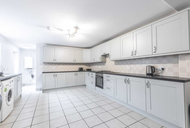 5 Bed House - Brooklyn Street photo 1