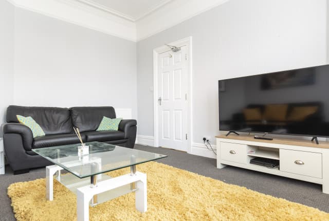 5 Bed House - Beech Grove photo 1