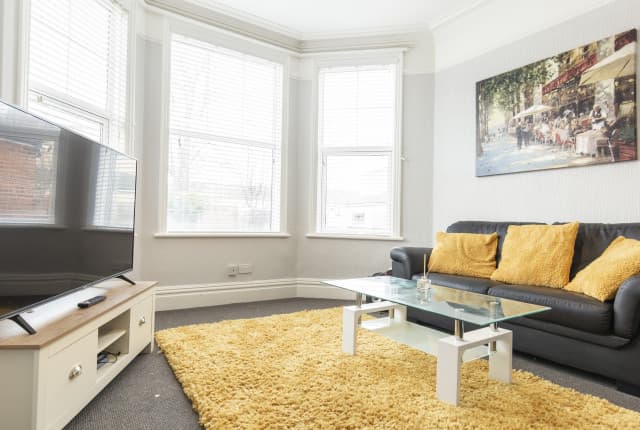 5 Bed House - Beech Grove thumbnail 2