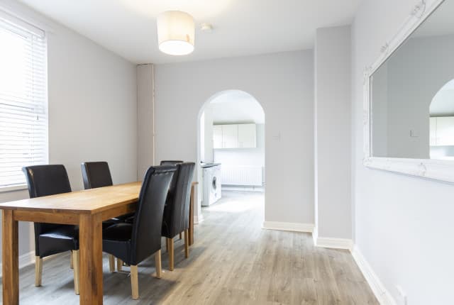 5 Bed House - Beech Grove thumbnail 3