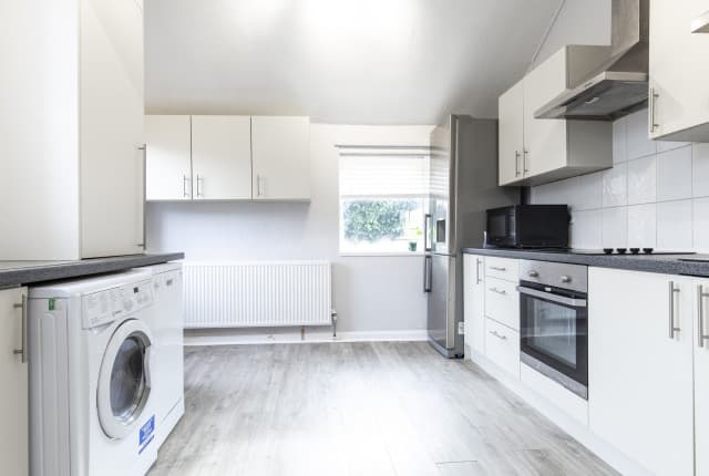 5 Bed House - Beech Grove thumbnail 4