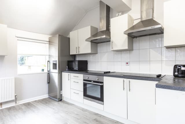 5 Bed House - Beech Grove thumbnail 5