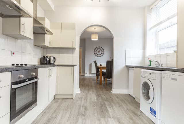 5 Bed House - Beech Grove thumbnail 6