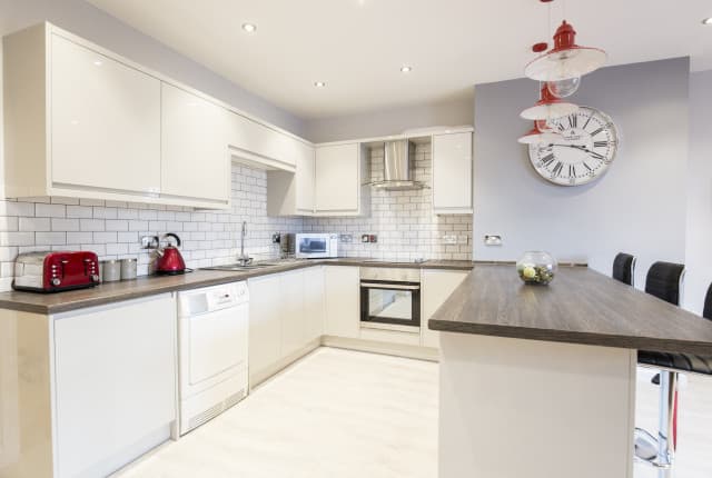 4 Bed House - Beverley Road thumbnail 2