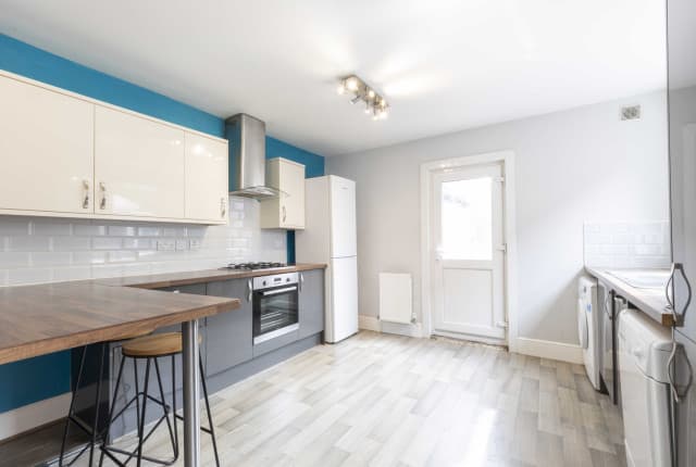 5 Bed House - Ash Grove photo 1