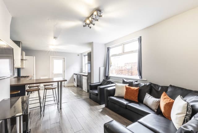 5 Bed House - Ash Grove thumbnail 2