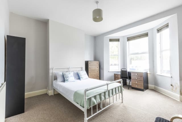 5 Bed House - Ash Grove thumbnail 3