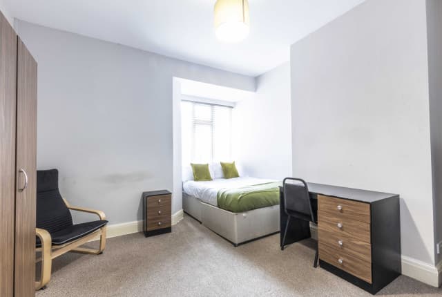 5 Bed House - Ash Grove thumbnail 4