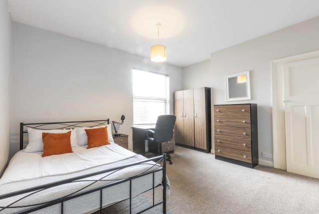 5 Bed House - Ash Grove thumbnail 6