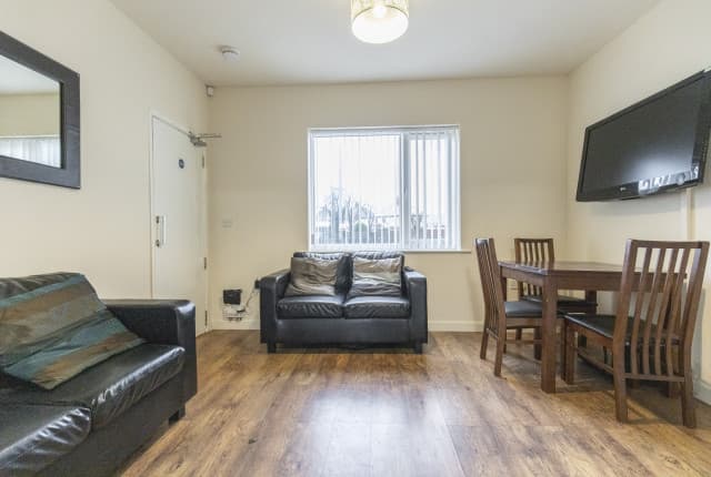 6 Bed House - Inglemire Lane photo 1