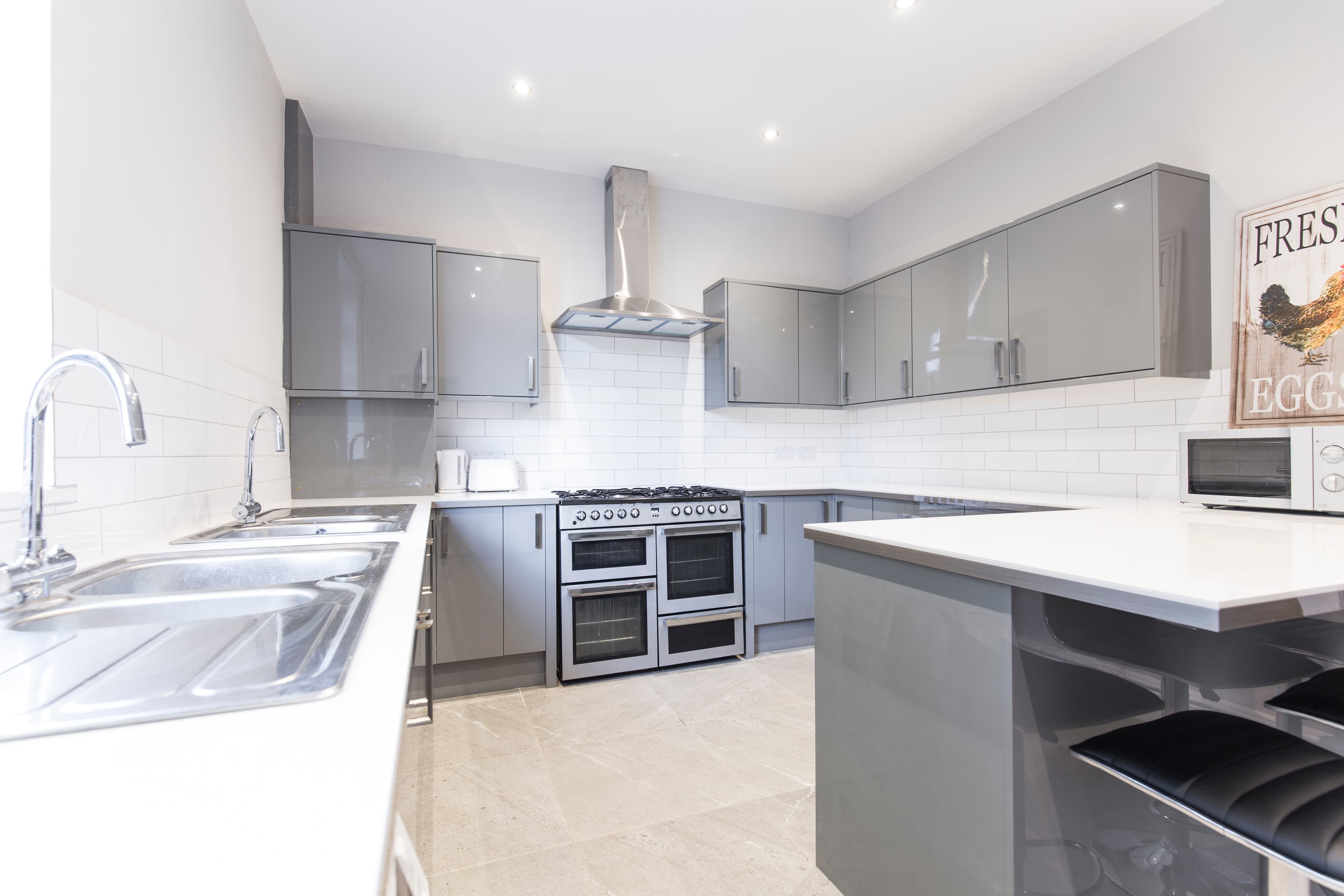 7 Bed House - Beresford Avenue photo 1