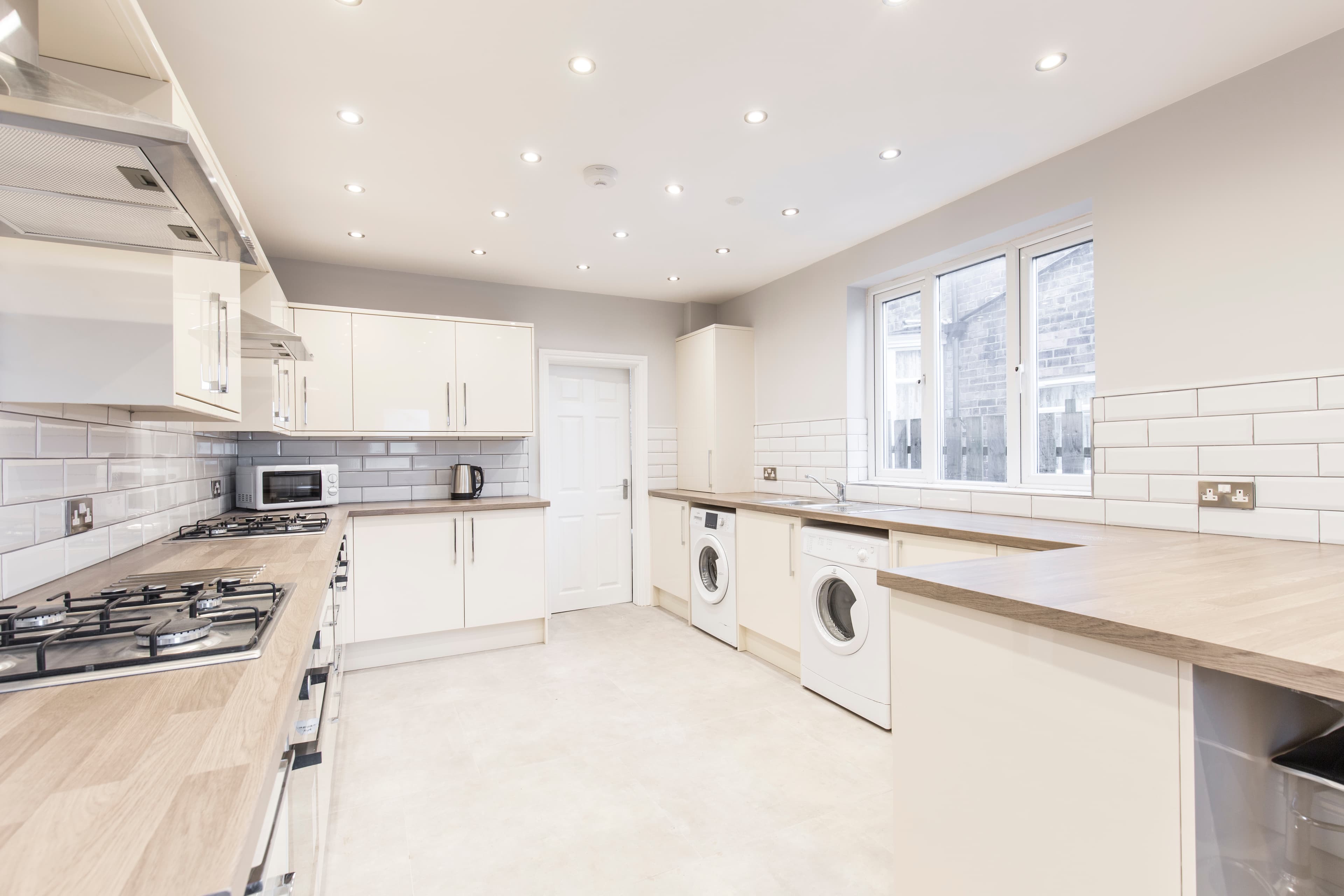 6 Bed House - Beresford Avenue photo 1