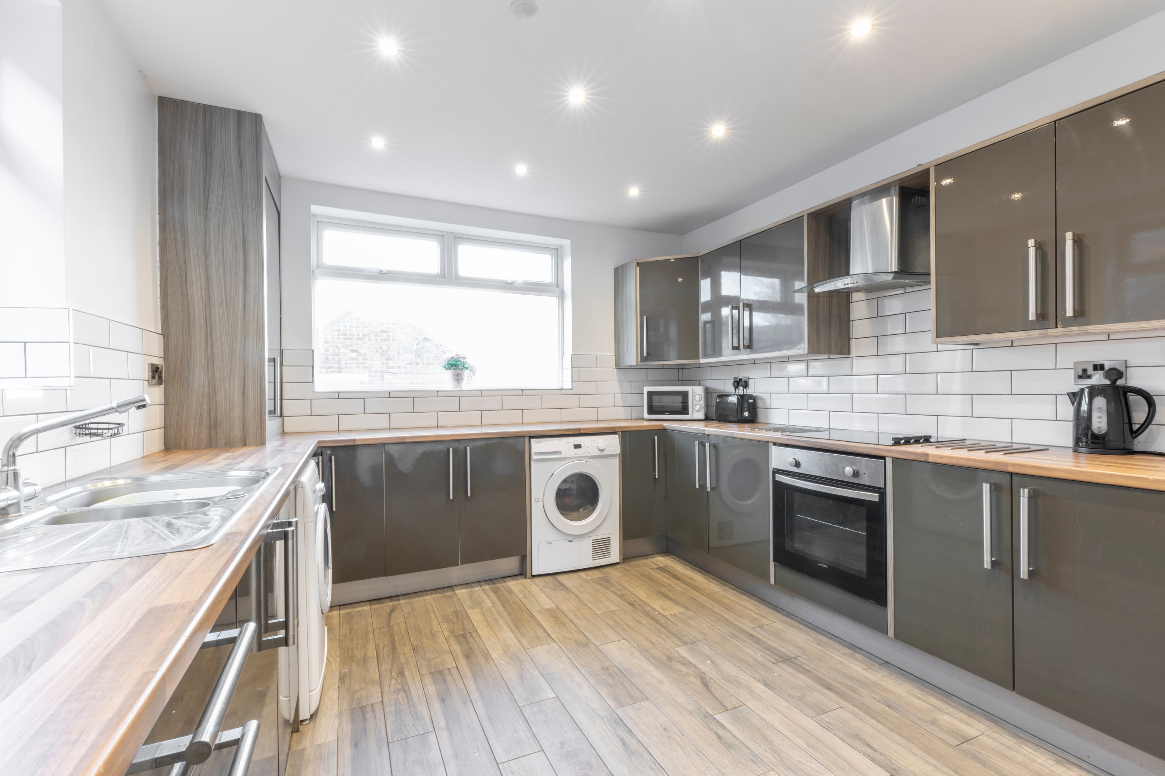 6 Bed House - Beresford Avenue photo 1