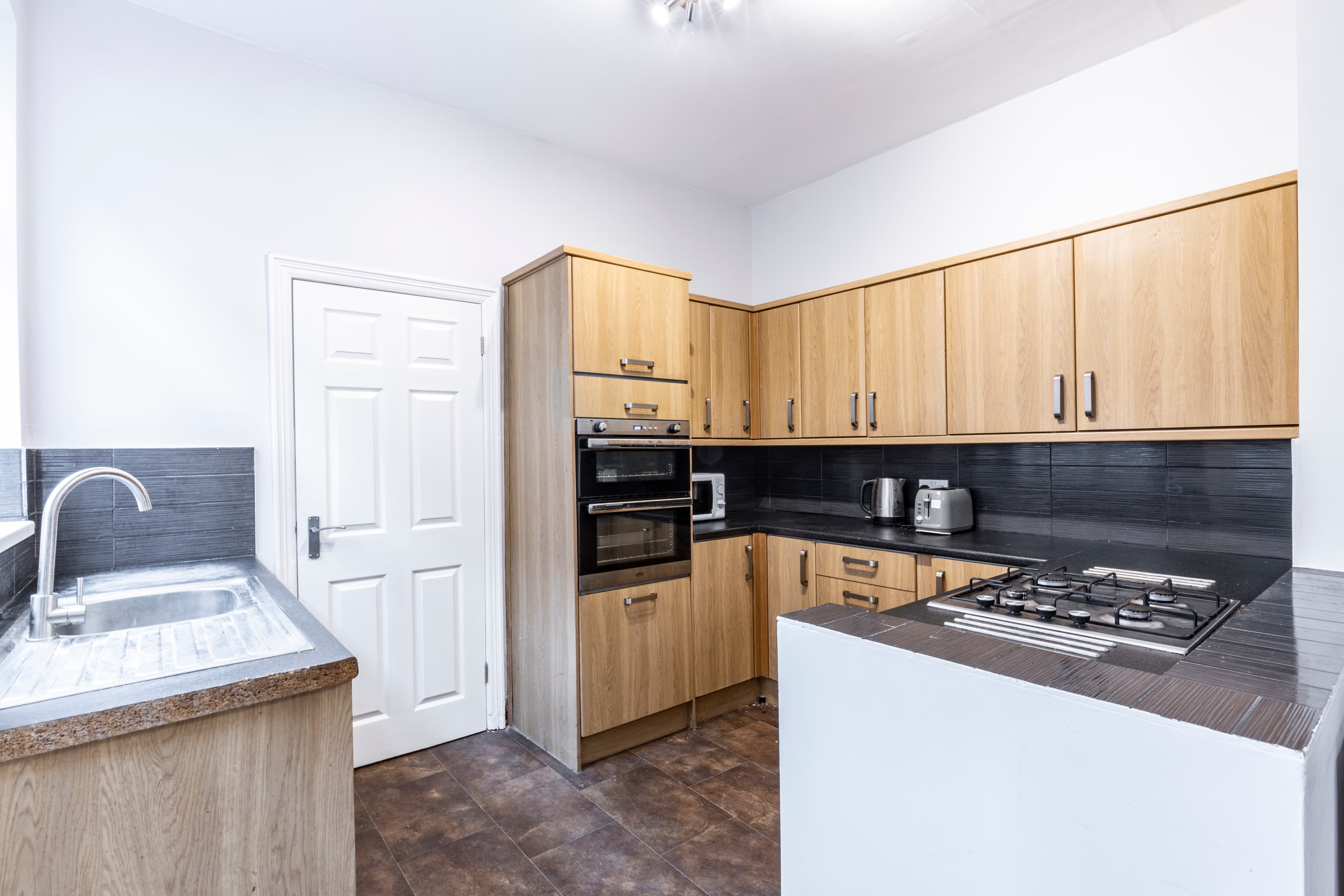 6 Bed House - Beresford Avenue photo 1