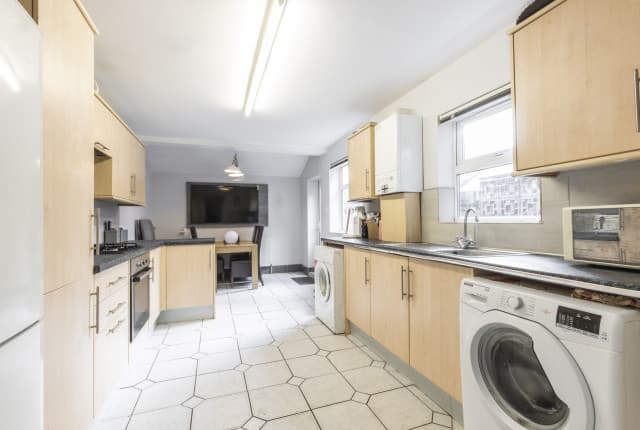 5 Bed House - Grafton Street photo 1