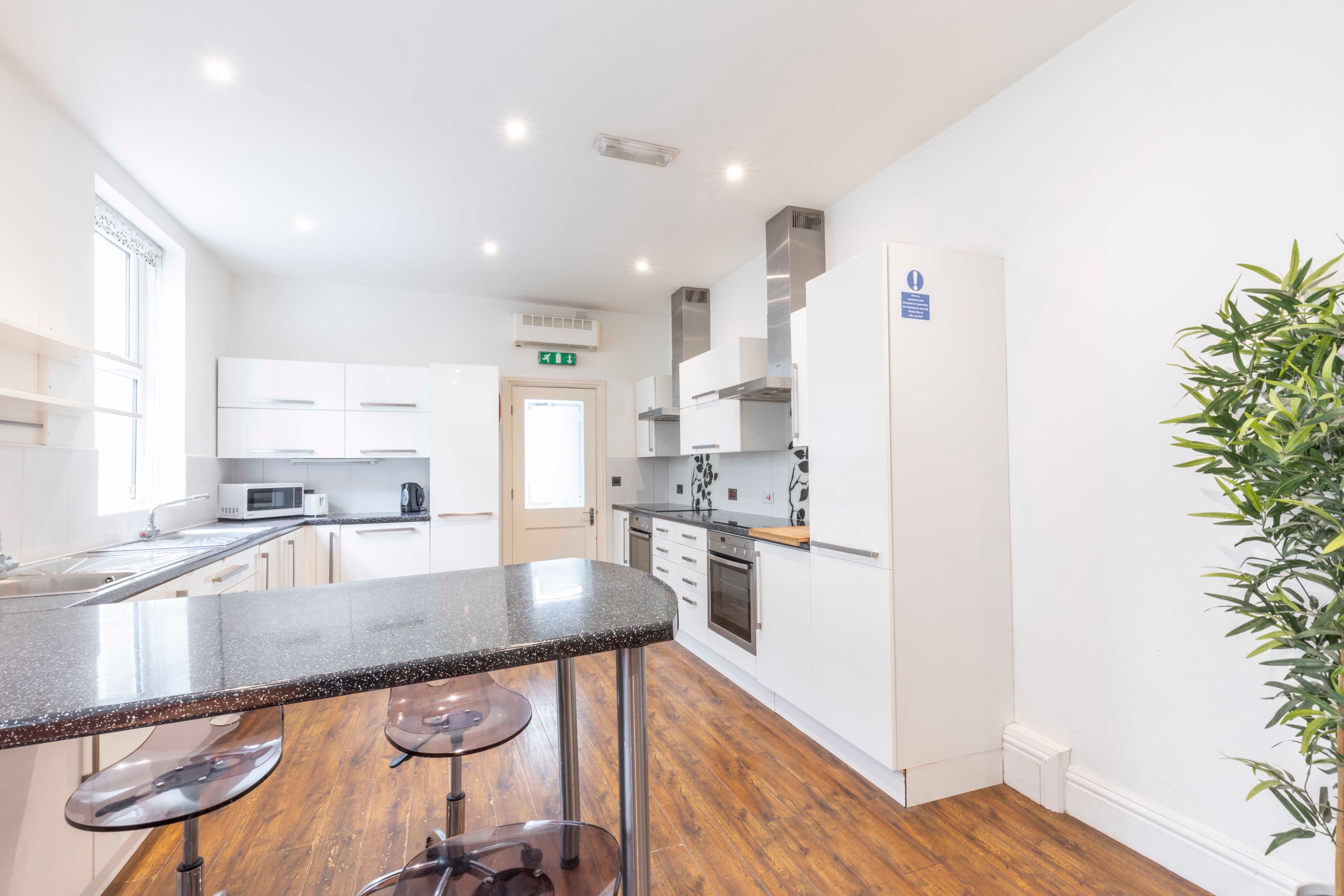 8 Bed House - Wellesley Avenue photo 1