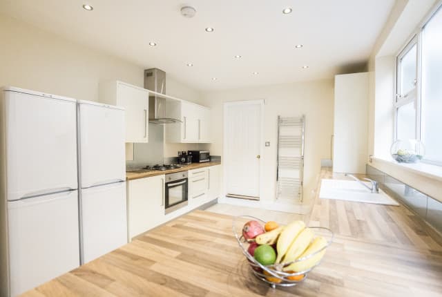 5 Bed House - Auckland Avenue photo 1